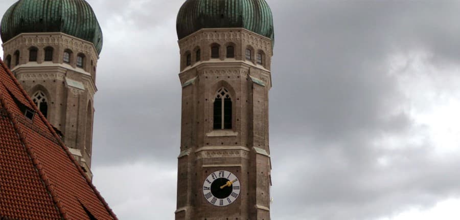 Blick auf die Frauenkirche bei bewölktem Himmel